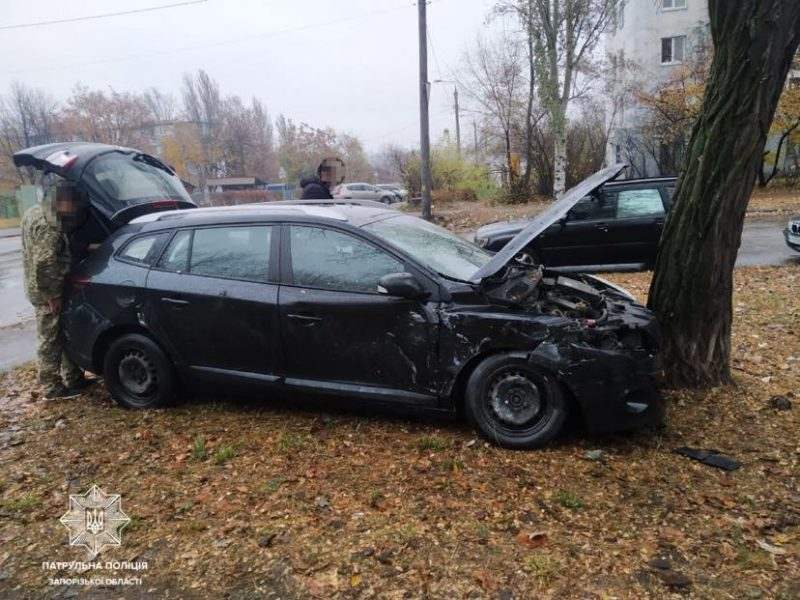 В Запорожье столкнулись два автомобиля и снесли дорожный знак 