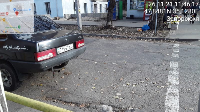 Возле запорожского рынка водитель припарковался прямо на пешеходном переходе 