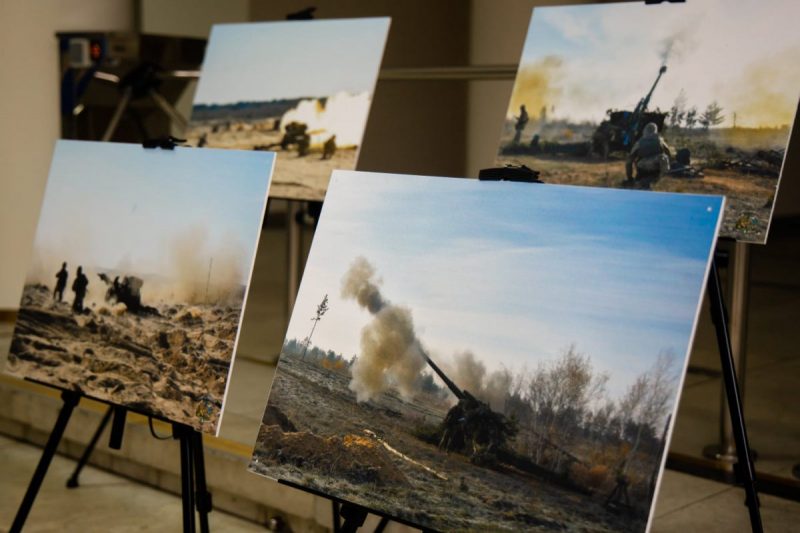 На фотовыставке «Лица войны» собраны фотоснимки артиллеристов 55-й бригады