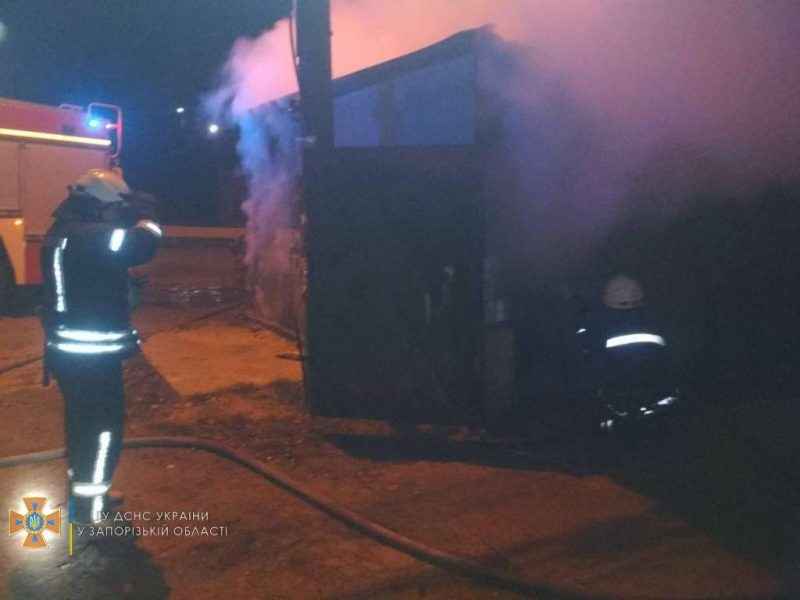 Прошлой ночью на улице Железнодорожной загорелся металлический гараж