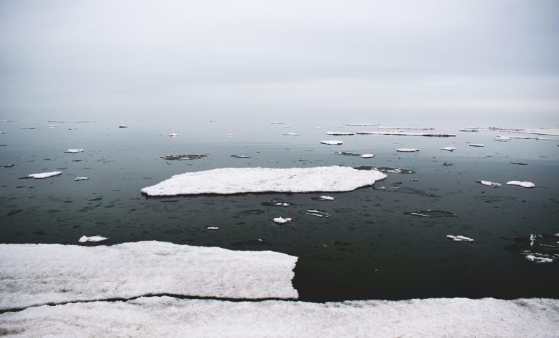 В Бердянске море покрылось льдом