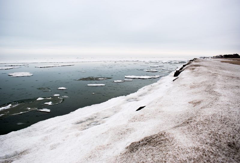 В Бердянске море покрылось льдом