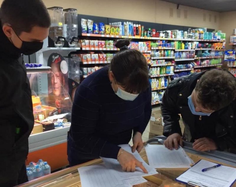 В Запорожье в аптеках, магазинах и на рынках нарушают карантин 