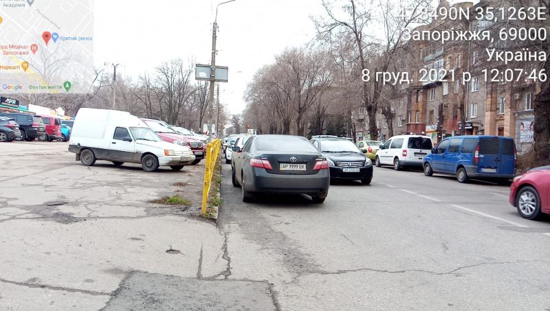 В центре Запорожья водители паркуются на пешеходных переходах 