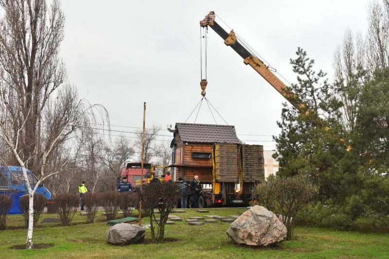 В Запорожье продолжается подготовка к новогодним праздникам