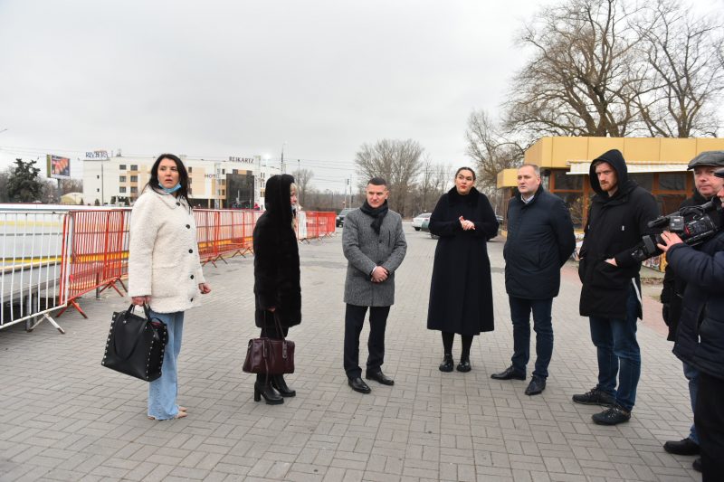 В Запорожье продолжается подготовка к новогодним праздникам