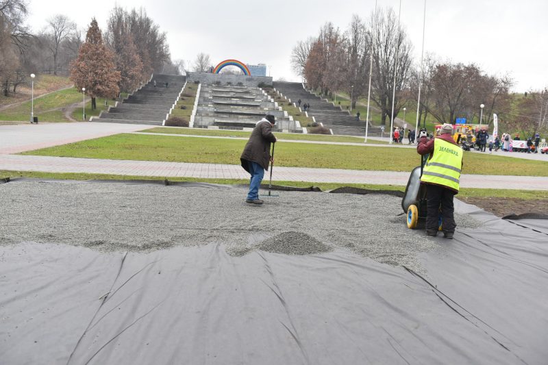 В Запорожье продолжается подготовка к новогодним праздникам