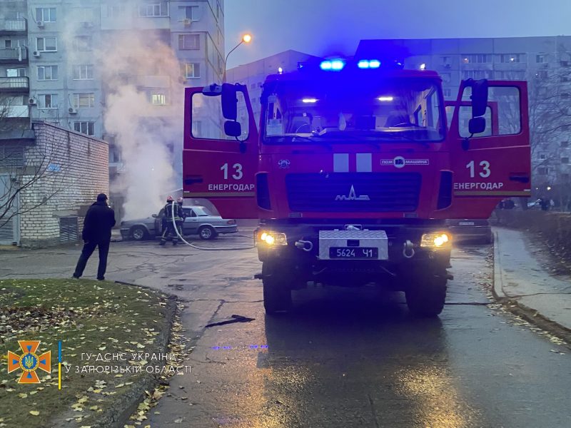 Пожар возник в моторном отсеке машины