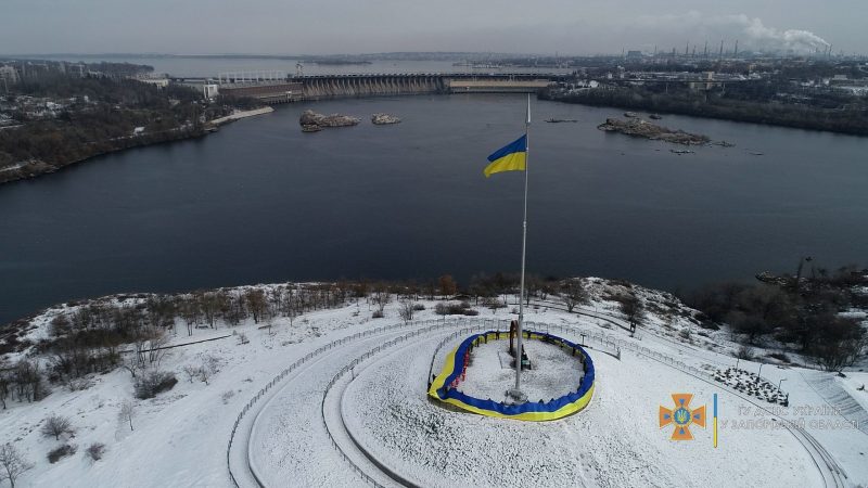 В Запорожье на Хортице развернули 100-метровый Флаг Украины