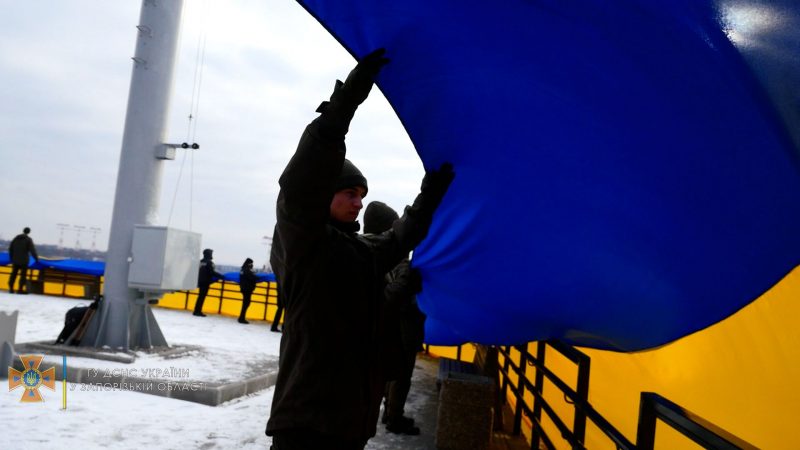 В Запорожье на Хортице развернули 100-метровый Флаг Украины