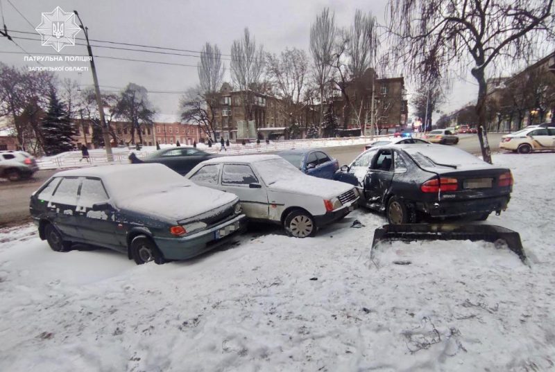 Водитель "Ланоса" врезался в припаркованные машины