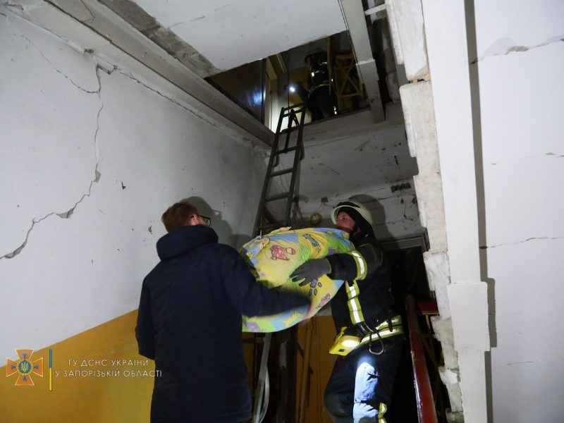 Пострадавшим разрешили зайти в свои квартиры, чтобы люди забрали вещи и документы