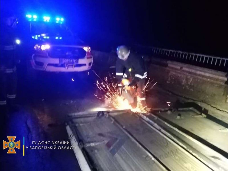 В Запорожской области грузовик врезался в отбойник 