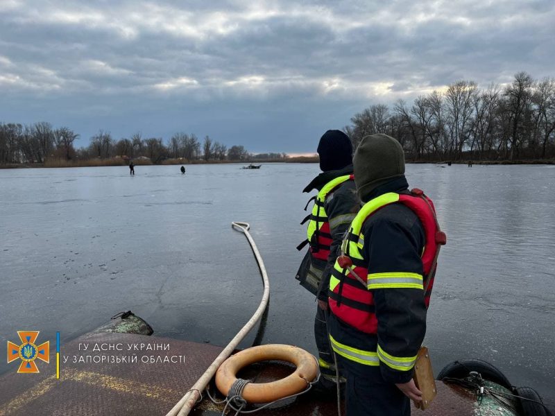 В Запорожской области спасатели разбили лед, чтобы предотвратить трагедию 