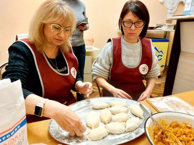 Понад 500 домашніх пиріжків з картоплею та капустою щоденно готують працівники філармонії 