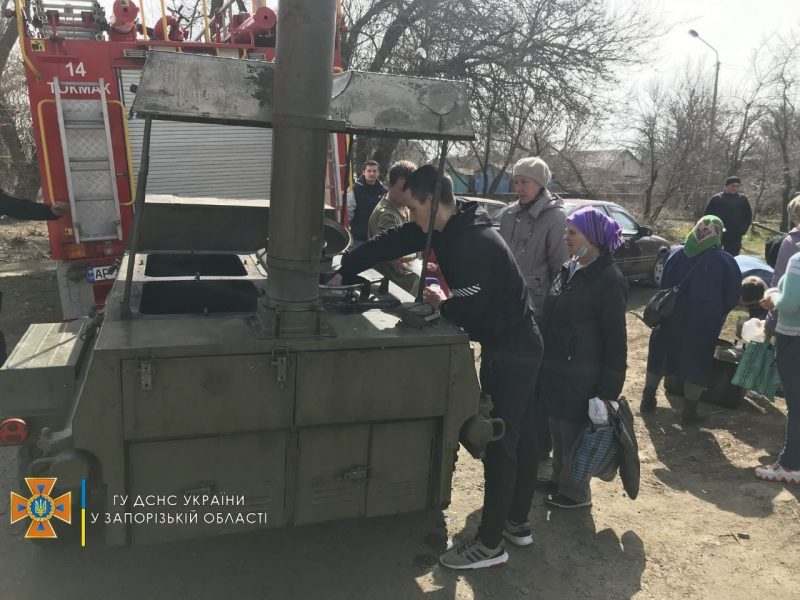 Рятувальники протягом останнього тижня організовують роботу польової кухні для приготування їжі населенню