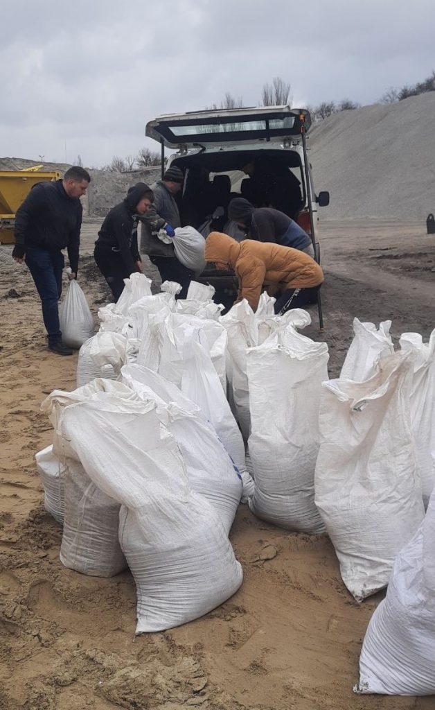 Запорізькі підприємства Метінвесту допомагають укріплювати місто