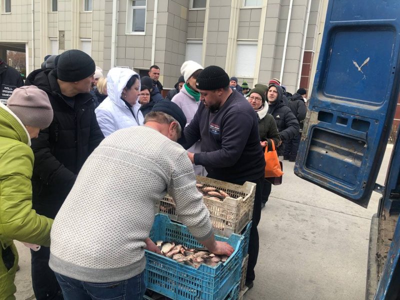 Сьогодні рибалки знову весь свій улов безкоштовно віддали енергодарцям