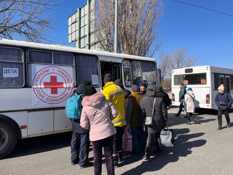 15 автобусів з мешканцями блокадного Маріуполя супроводжують рятувальники ДСНС